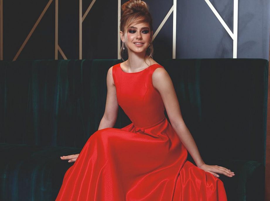 Красное атласное платье фото
