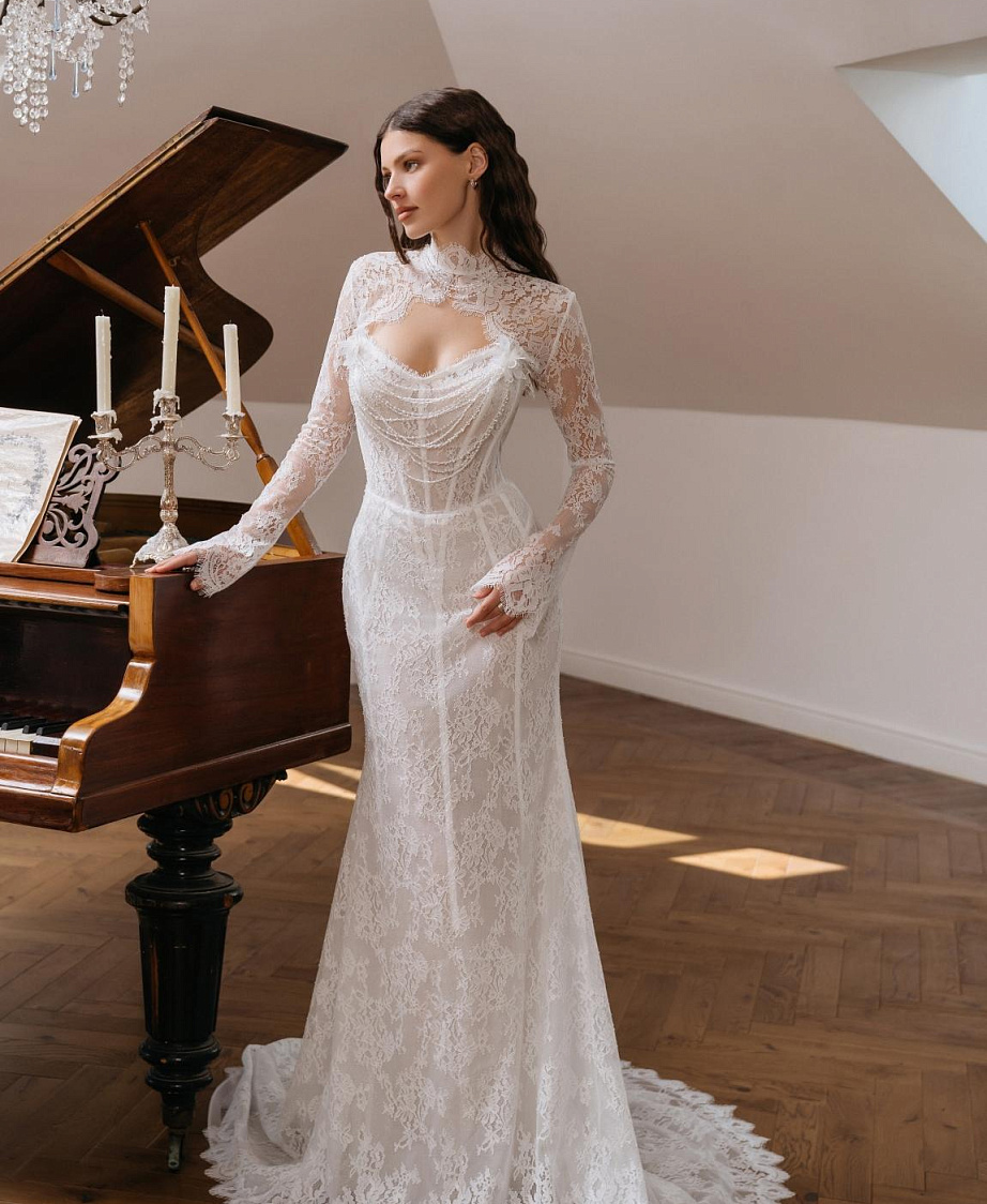 Кружевное свадебное платье c с декором из бус по корсету фото