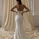 Эффектное свадебное платье из дизайнерской ткани с американской проймой и съемным кейпом фото