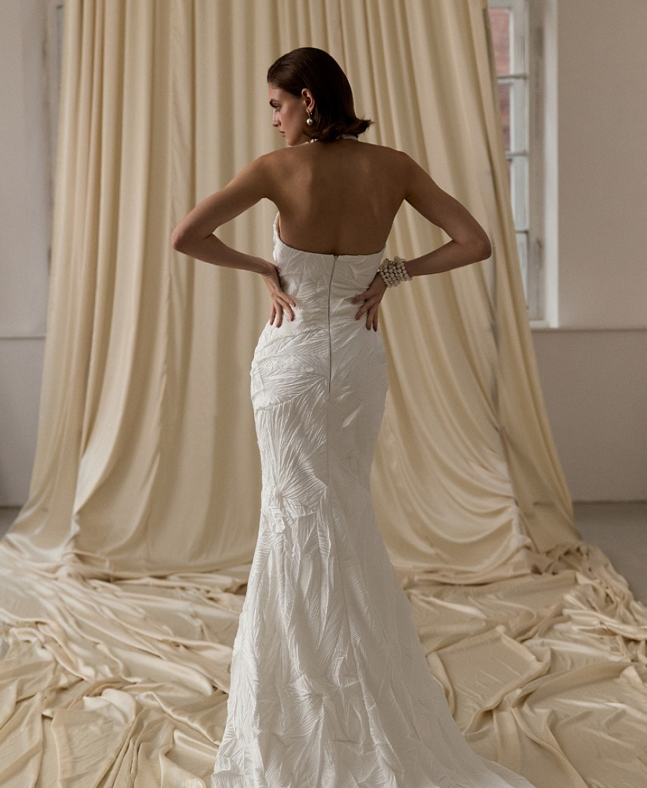 Эффектное свадебное платье из дизайнерской ткани с американской проймой и съемным кейпом фото