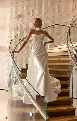 Атласное свадебное платье-русалка со съемным шлейфом и драпировкой на корсете фото