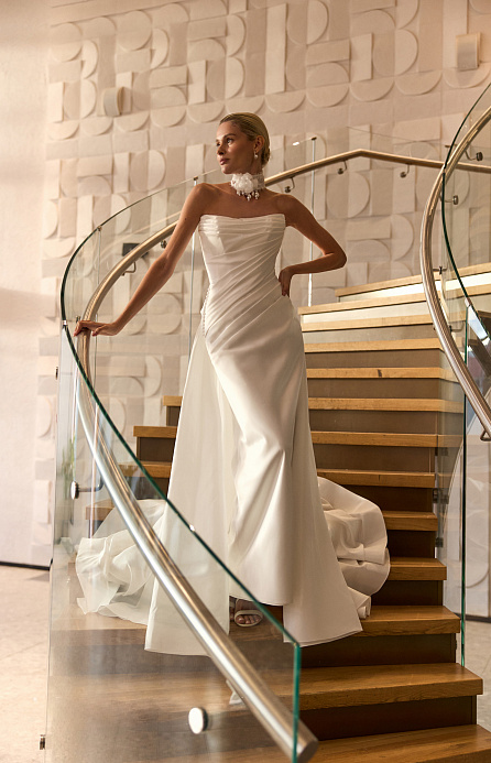 Атласное свадебное платье-русалка со съемным шлейфом и драпировкой на корсете фото