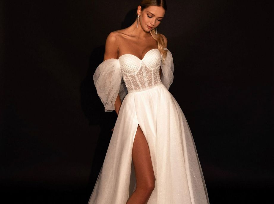 Блестящее свадебное платье с открытыми плечами фото