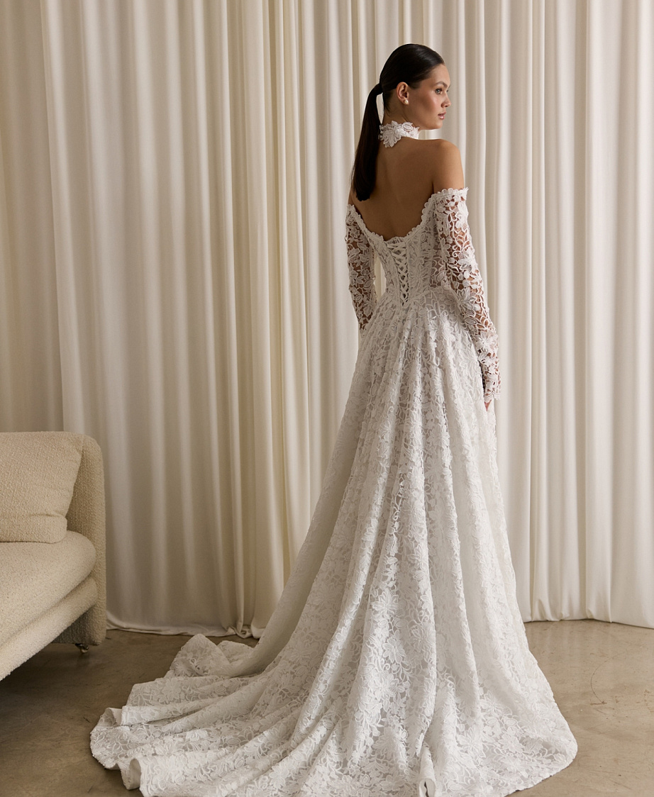 Роскошное кружевное свадебное платье с рукавами и открытыми плечами фото