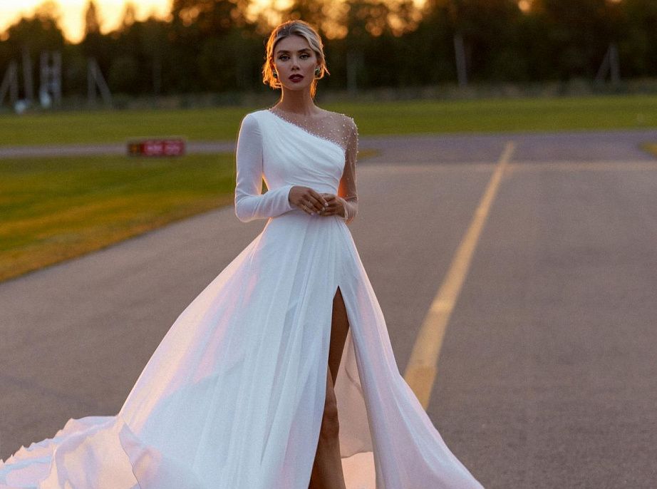 Необычное свадебное платье с разрезом фото