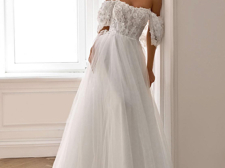 Классическое свадебное платье с кружевным корсетом фото