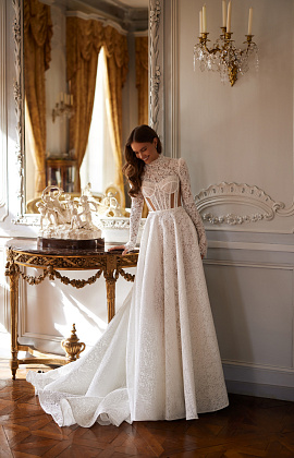 Закрытое кружевное свадебное платье с прозрасными вставками на корсете фото