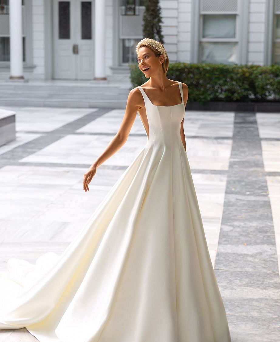Атласное свадебное платье с карманами фото
