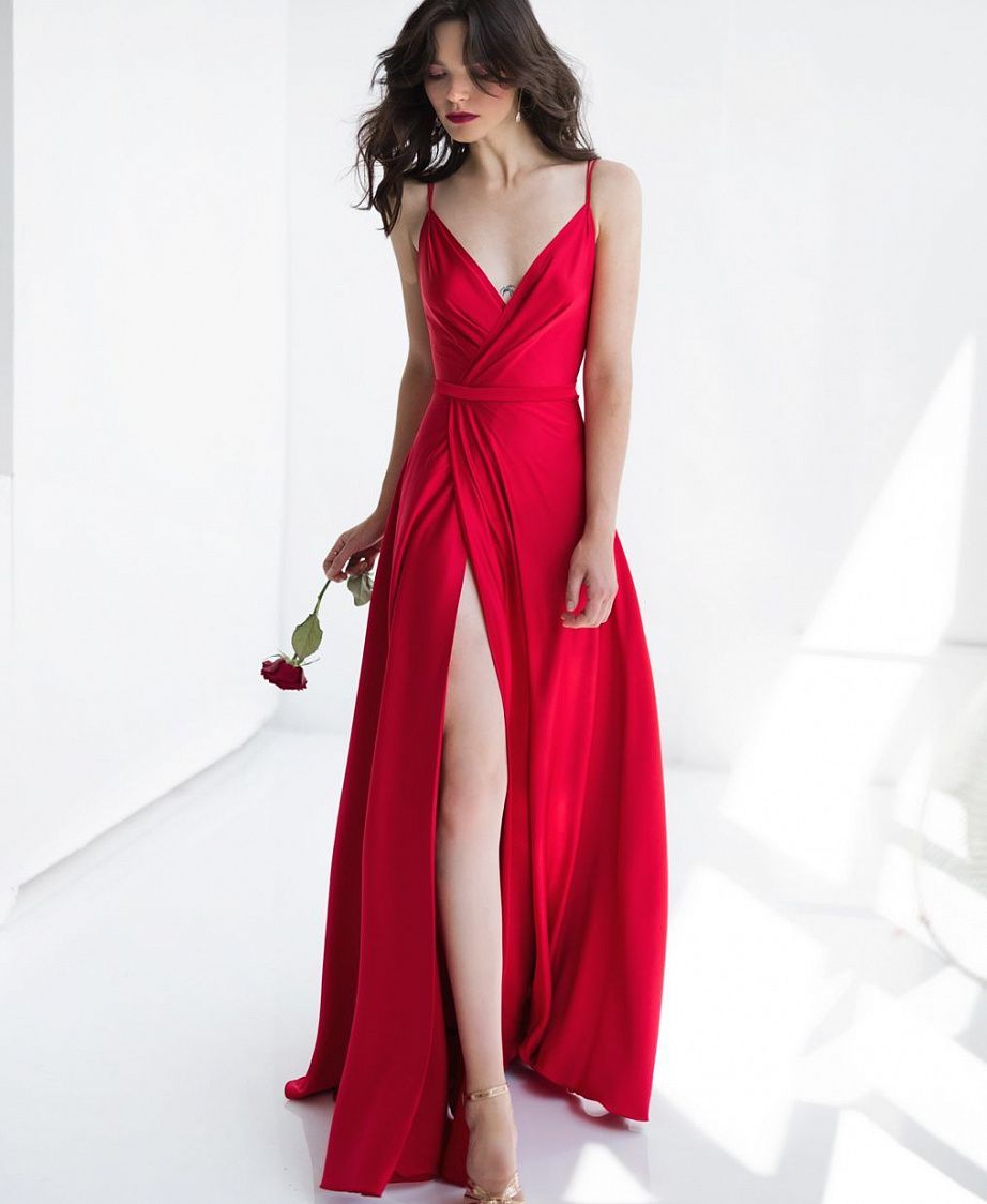 Красное шёлковое платье на бретелях фото