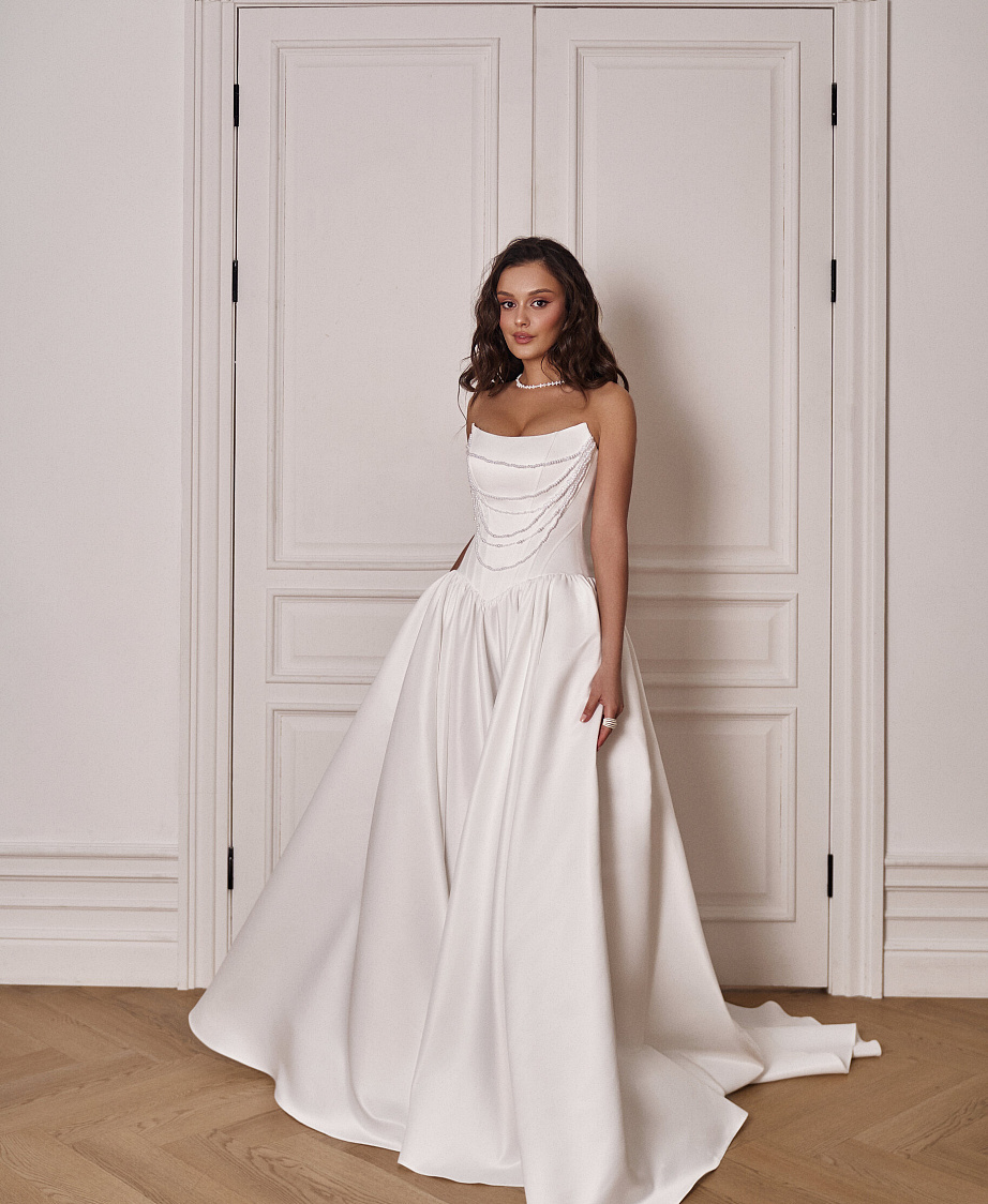 Стильное платье с обвесами из бусин на корсете фото