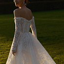 Кружевное свадебное платье с жемчугом фото