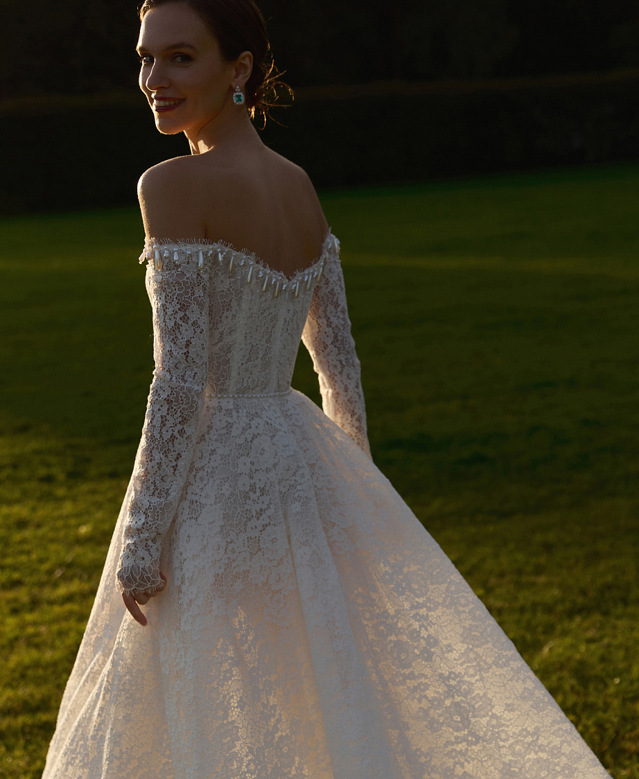 Кружевное свадебное платье с жемчугом фото