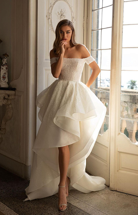 Роскошное сверкающее свадебное платье со шлейфом фото