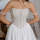 Свадебное платье с атласной юбкой и роскошным корсетом фото