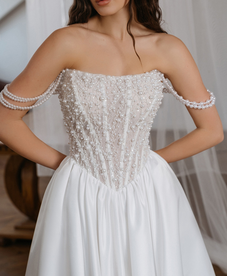 Свадебное платье с атласной юбкой и роскошным корсетом фото