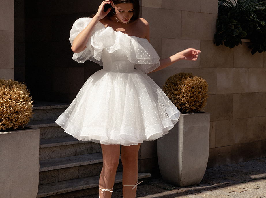 Ассиметричное свадебное платье мини с пышной юбкой фото