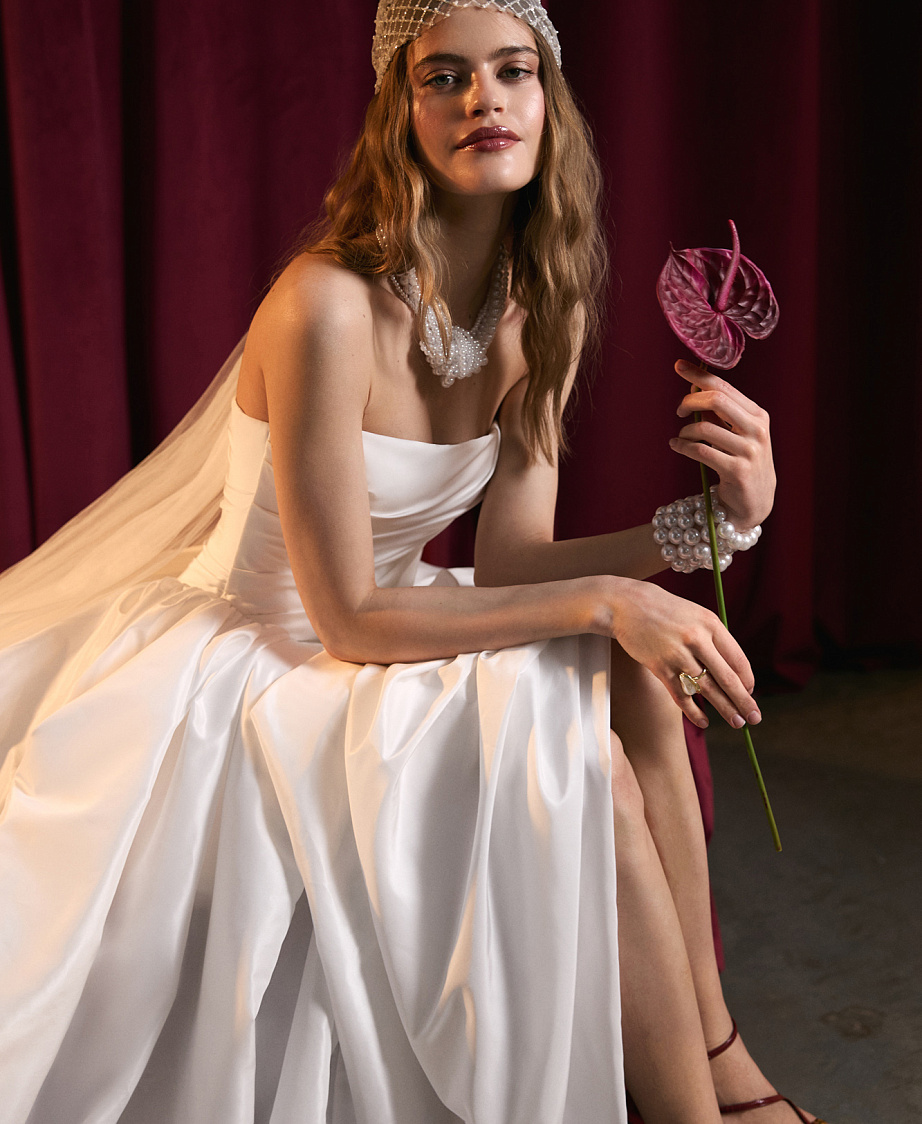 Эффектное свадебное платье из тафты с драпированным корсетом фото