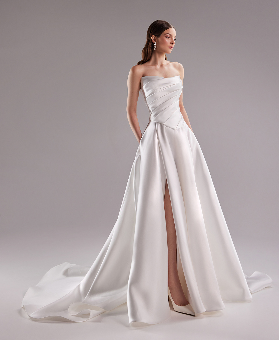 Пышное свадебное платье из микадо с драпировкой на корсете фото