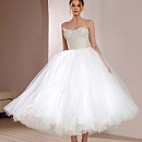 Свадебное платье миди с корсетом с пышной юбкой фото