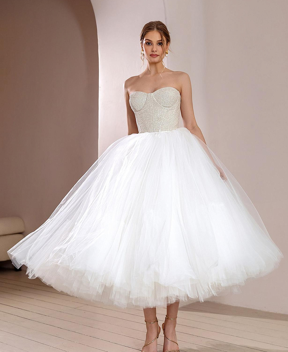 Свадебное платье миди с корсетом с пышной юбкой фото