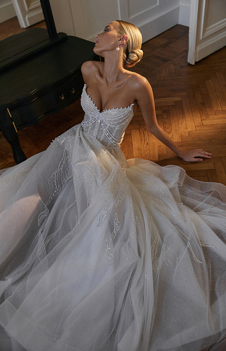 Роскошное свадебное платье декорированное жемчугом фото