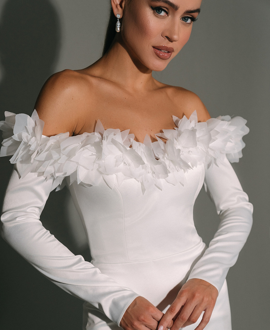 Свадебное платье мини с декором из 3Д цветов фото