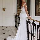 Свадебное платье с красивым расшитым корсетом и атласной юбкой фото