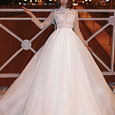 Закрытое блестящее свадебное платье фото
