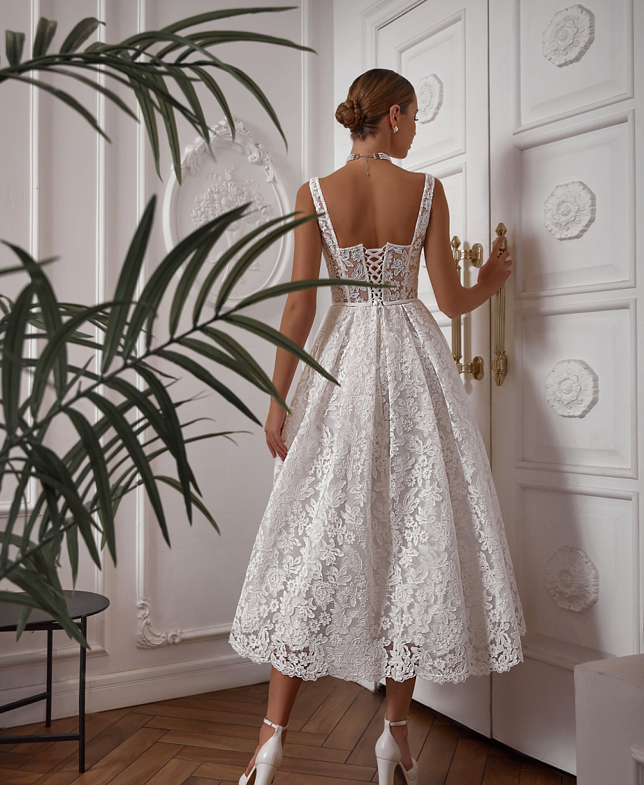 Кружевное белое свадебное платье миди фото