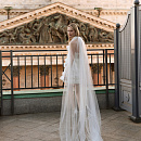 Короткое свадебное платье с декором из объемных цветов  фото