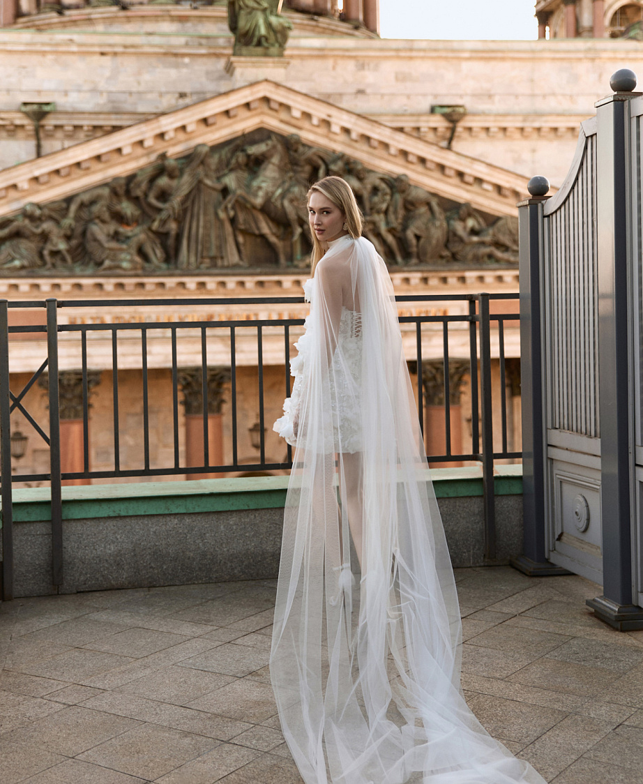 Короткое свадебное платье с декором из объемных цветов  фото