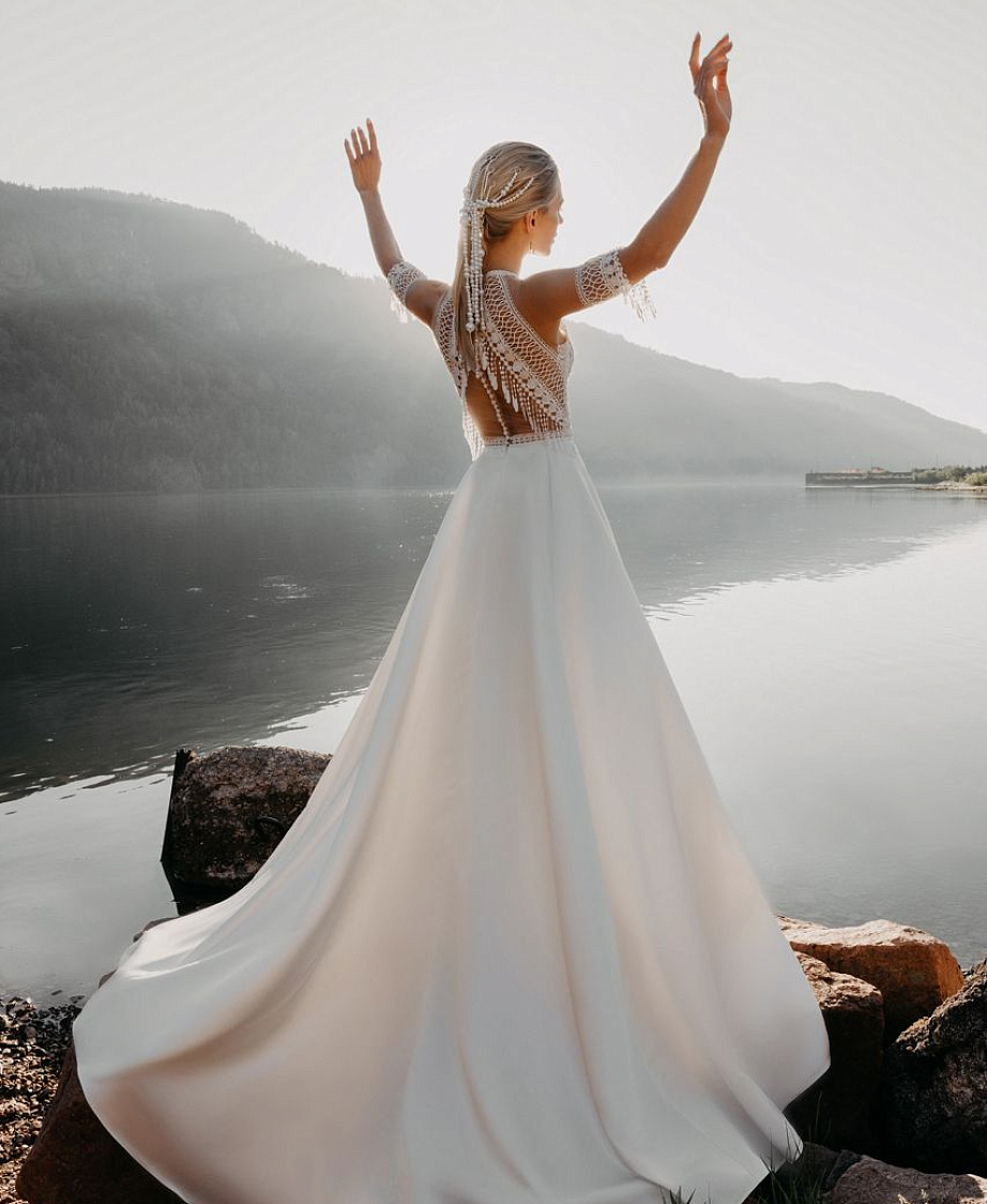 Оригинальное свадебное платья с атласной юбкой фото