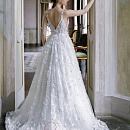 Свадебное платье на тонких бретелях с объемными цветами фото