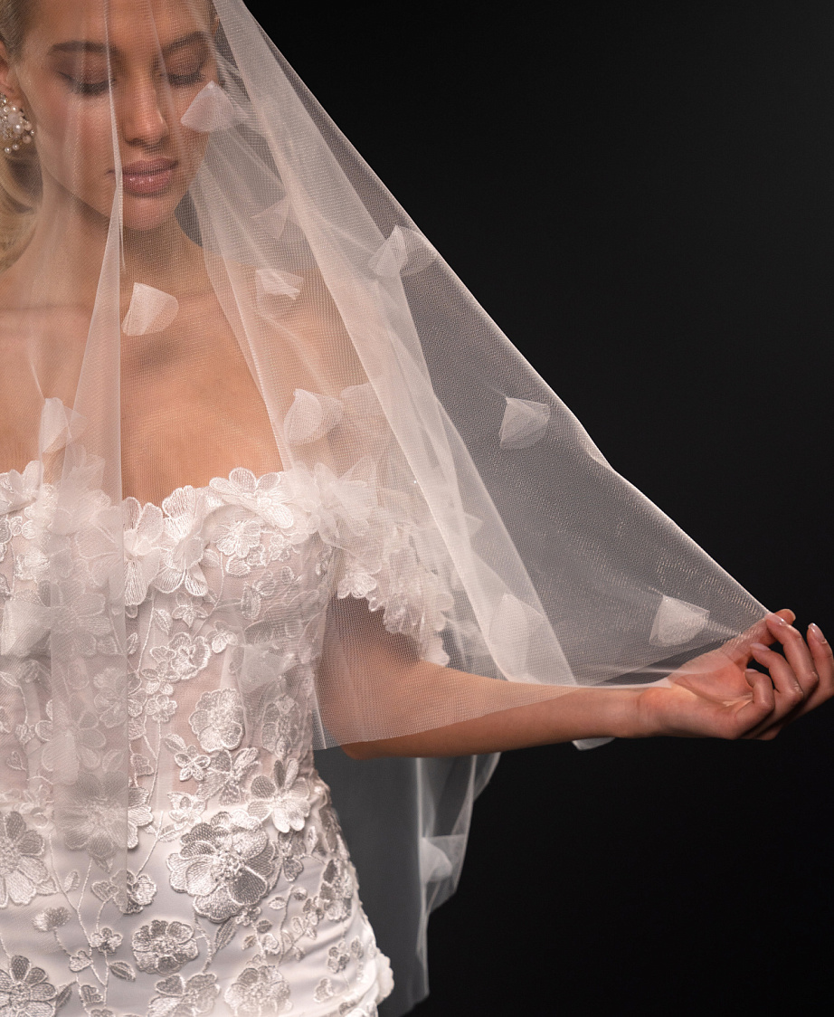 Роскошное свадебное платье с объемным кружевом фото