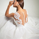 Классическое свадебное платье с красивым кружевом фото