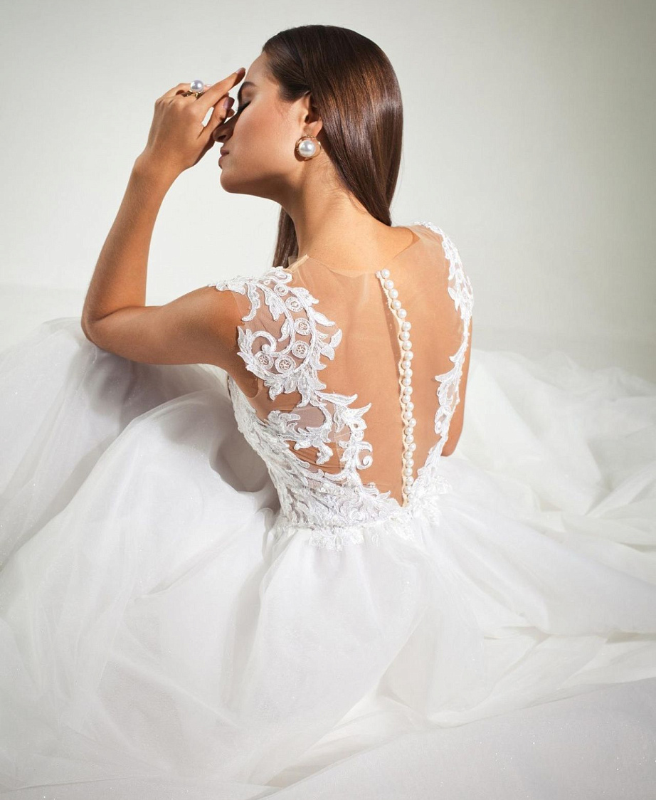 Классическое свадебное платье с красивым кружевом фото