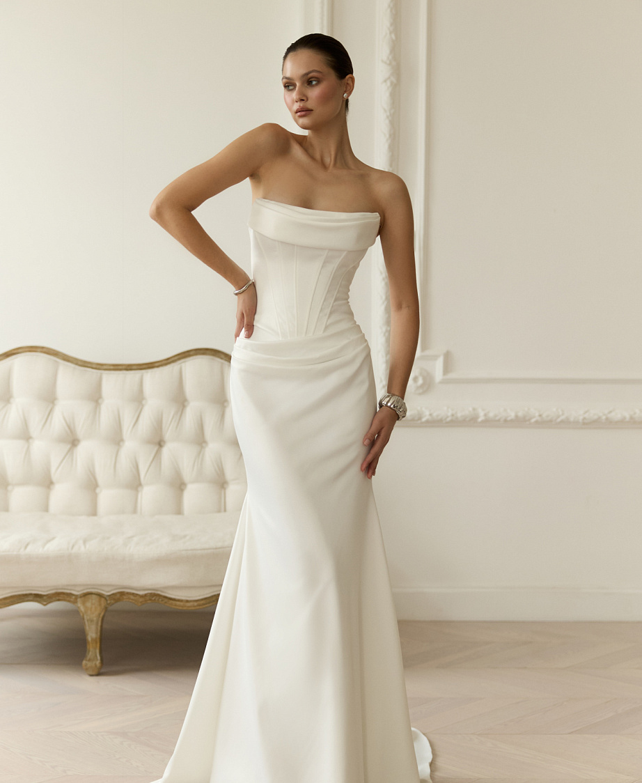 Атласное свадебное платье со съемными жемчужными бретелями фото