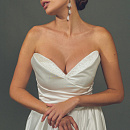Атласное свадебное платье с декором на корсете фото