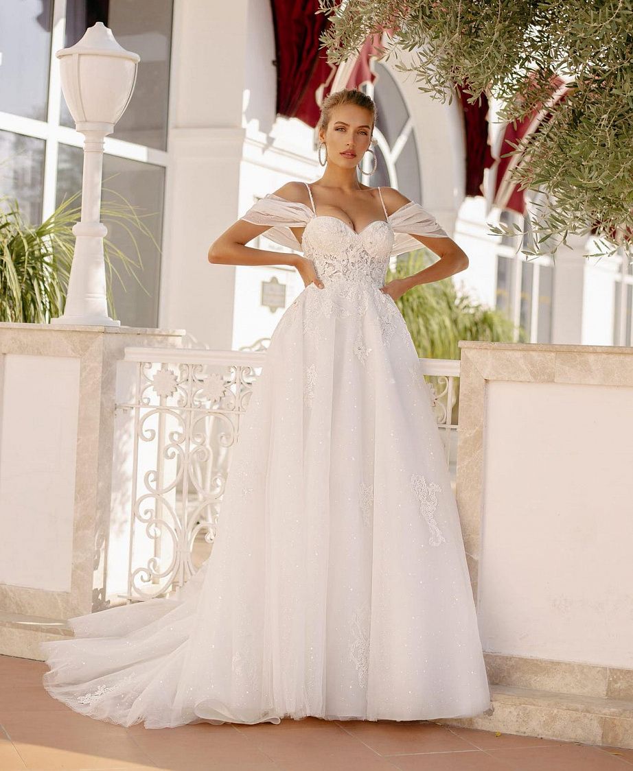 Белое пышное свадебное платье с кружевным корсетом фото