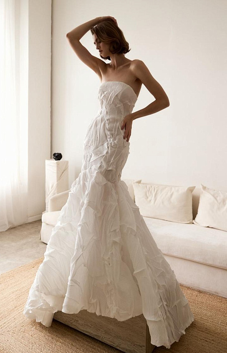 Свадебное платье-рыбка из дизайнерской жатой ткани фото