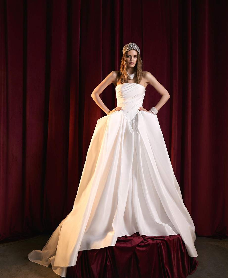 Эффектное свадебное платье из тафты с драпированным корсетом фото