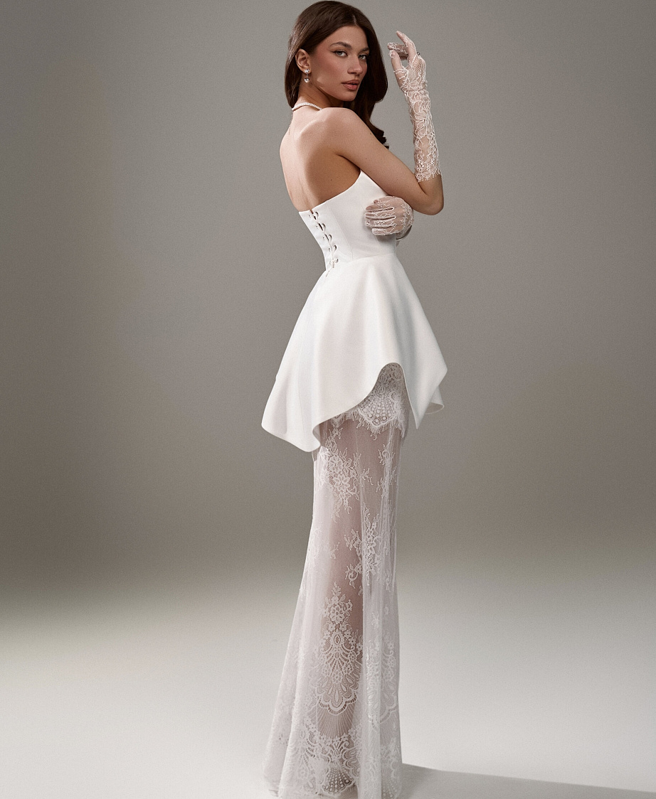 Стильный комплект с кружевной юбкой и открытым корсетом фото