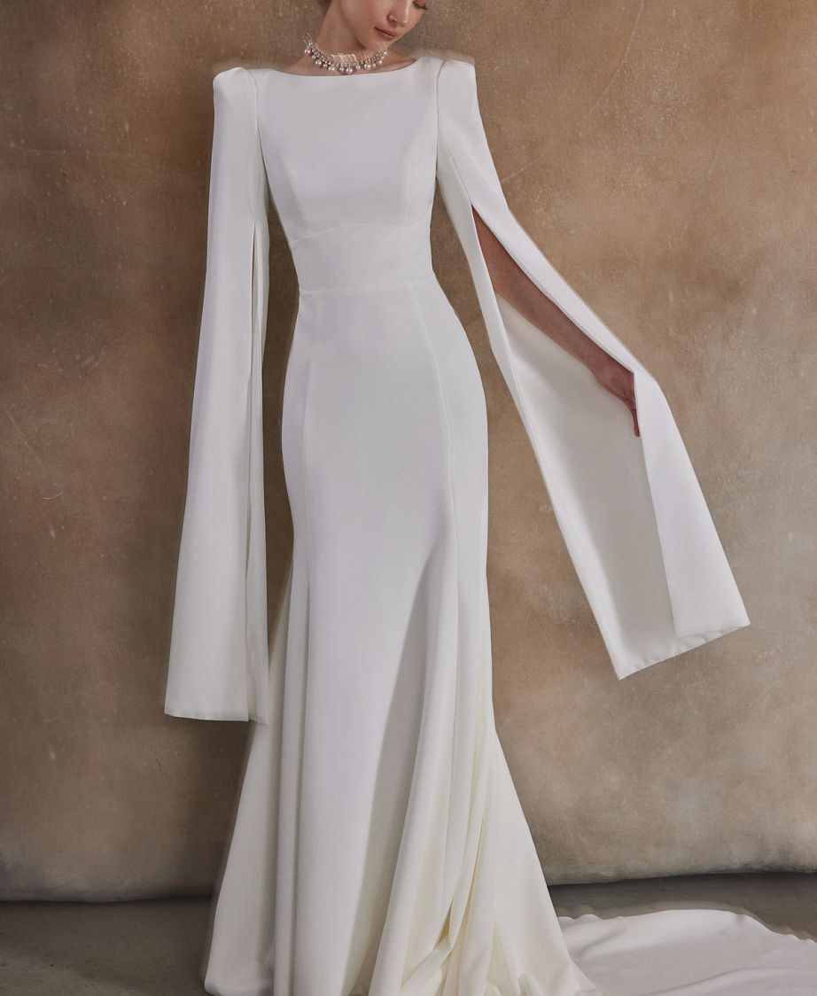Свадебное платье из креп-стрейча с рукавами-кейпами фото