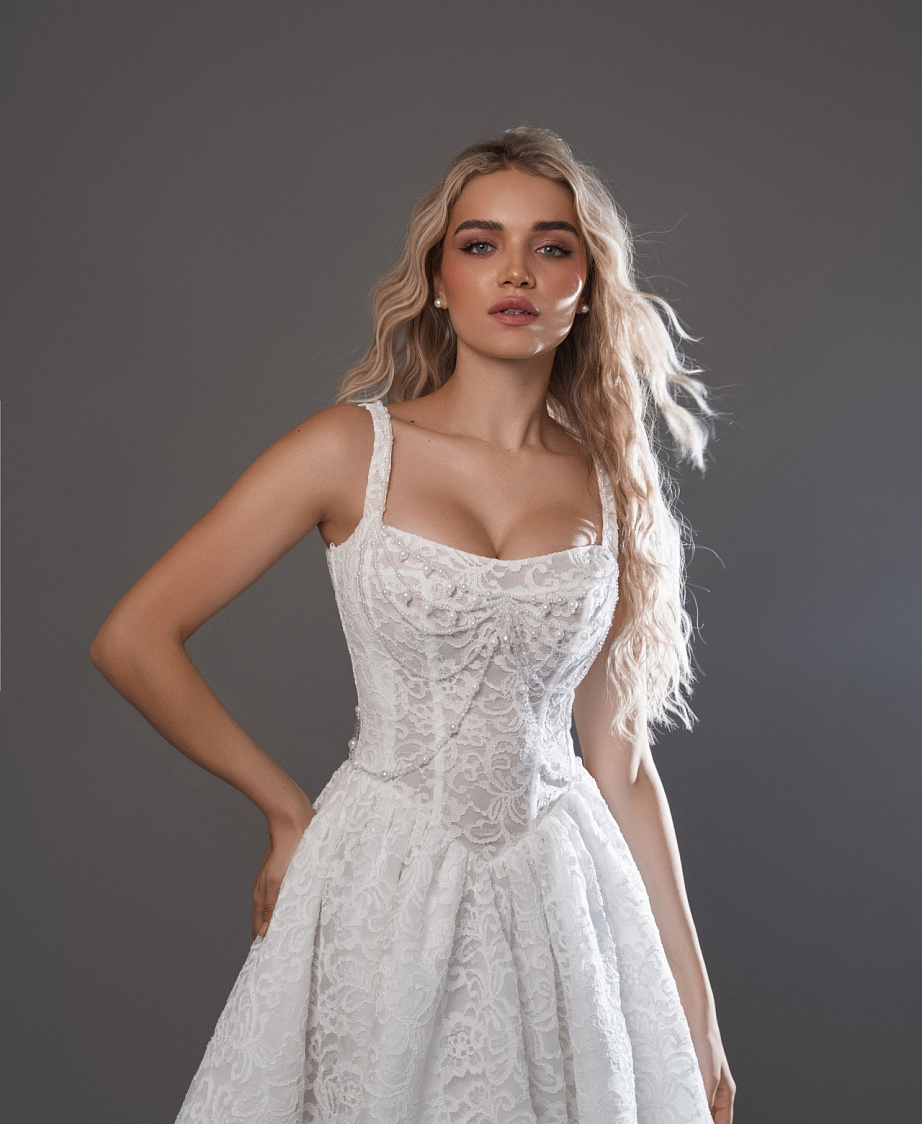 Кружевное свадебное платье с квадратным вырезом фото