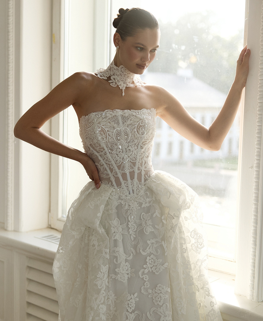 Роскошное кружевное свадебное платье с чокером фото