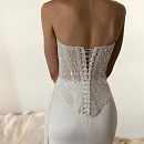 Свадебный комплект с расшитым пайетками корсет и атласной юбкой фото