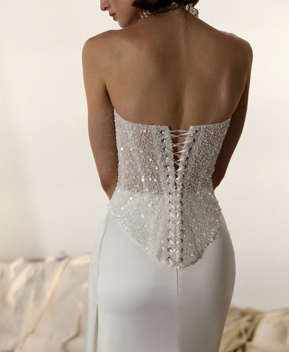 Свадебный комплект с расшитым пайетками корсет и атласной юбкой фото