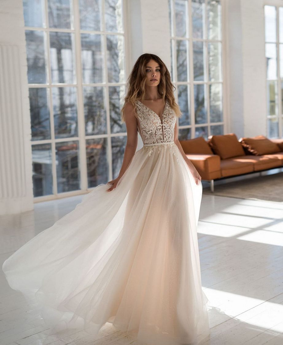 Красивое свадебное платье в цвете шампань