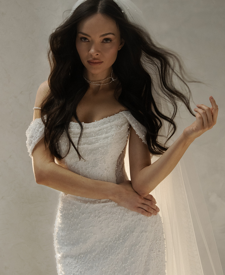 Кружевное платье-русалка с бисером и со съемным шлейфом фото