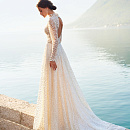 Королевское закрытое свадебное платье фото